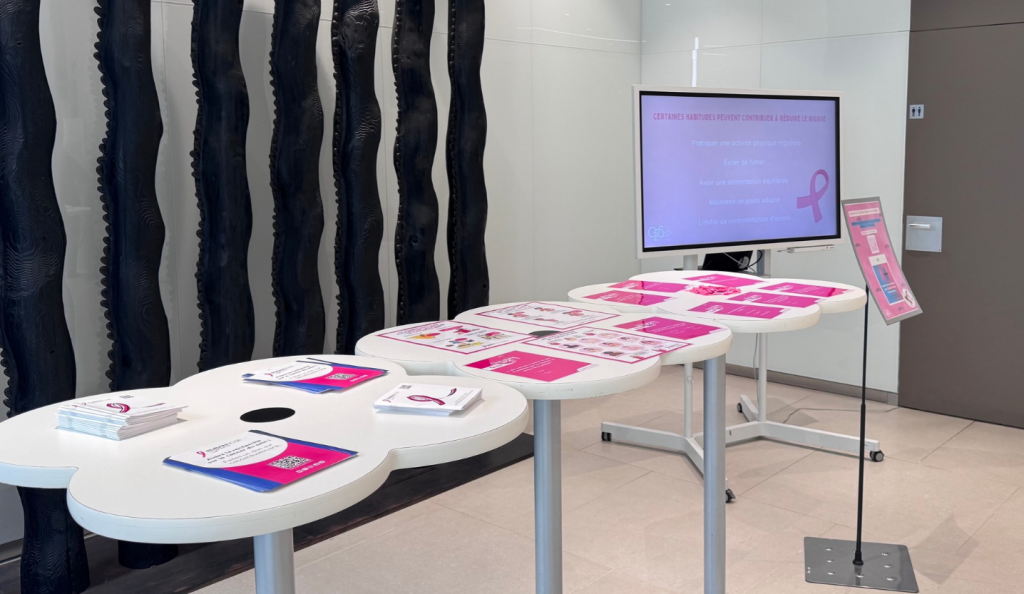 Stand de sensibilisation au sein de G2S à Octobre Rose avec de la documentation et une vidéo d’information sur le dépistage du cancer du sein.